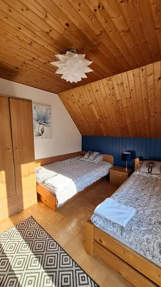 Sypialnia z dwoma łóżkami